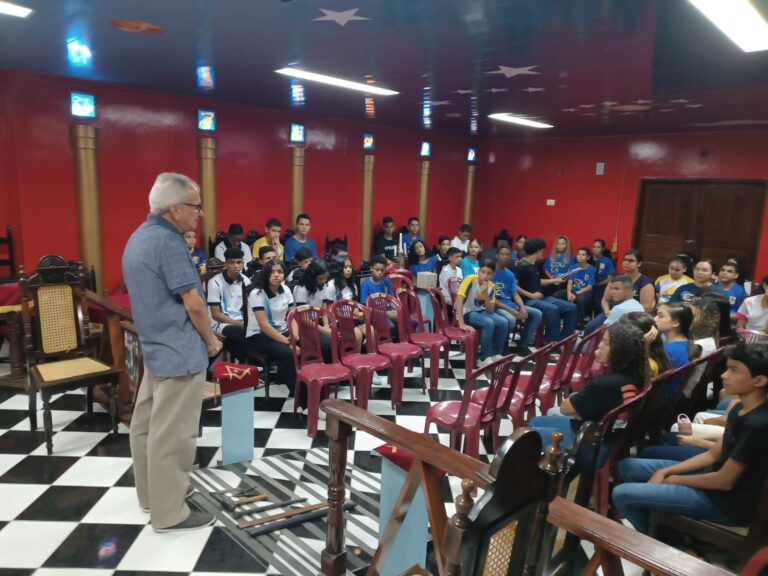 Estudantes da Escola em Tempo Integral de Pedras de Fogo visitam templo maçônico Areópago de Itambé
